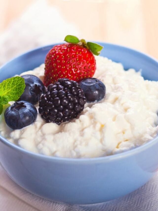 cottage-cheese-in-a-bowl-with-berries